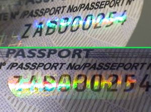 Verificar un pasaporte español, película de seguridad
