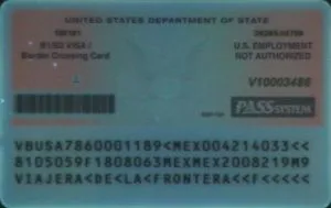 Revisar una tarjeta de cruce fronterizo estadounidense, ultravioleta Revisar una tarjeta de cruce fronterizo estadounidense, ultravioleta